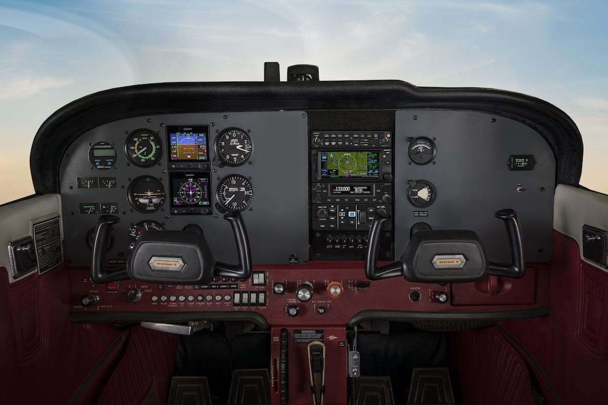Garmin GFC 500 autopilot installation with GI 275 flight instruments and GPS navigator in a Cessna 172 Skyhawk panel